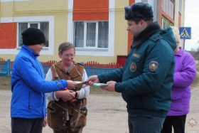 Чечерские спасатели информируют население о важности соблюдения мер безопасности