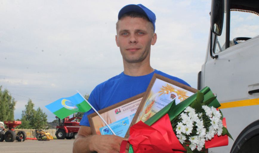 Первый тысячник на отвозке зерна – Дмитрий Шаманский из ОАО “Вознесенск”