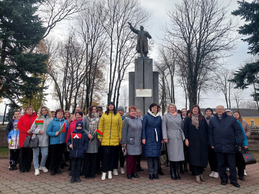 В День Октябрьской революции состоялся митинг у памятника В.И.Ленину