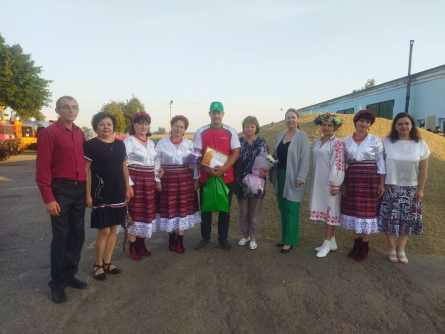 Сегодня героев жатвы на мехдворе в Красном Бору ждала делегация из города, чтобы отметить хлеборобов за плодотворный труд и очередную перевезенную тонну зерна