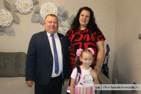 Сенатор Юрий Васильцов вручил школьный ранец первокласснице из Чечерска