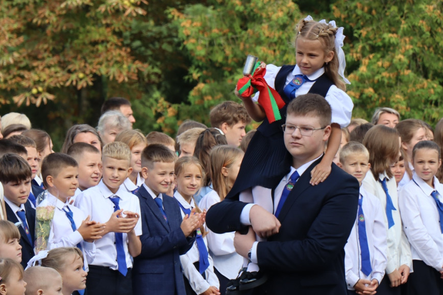 Первый звонок прозвенел для учеников, педагогов и родителей школ района