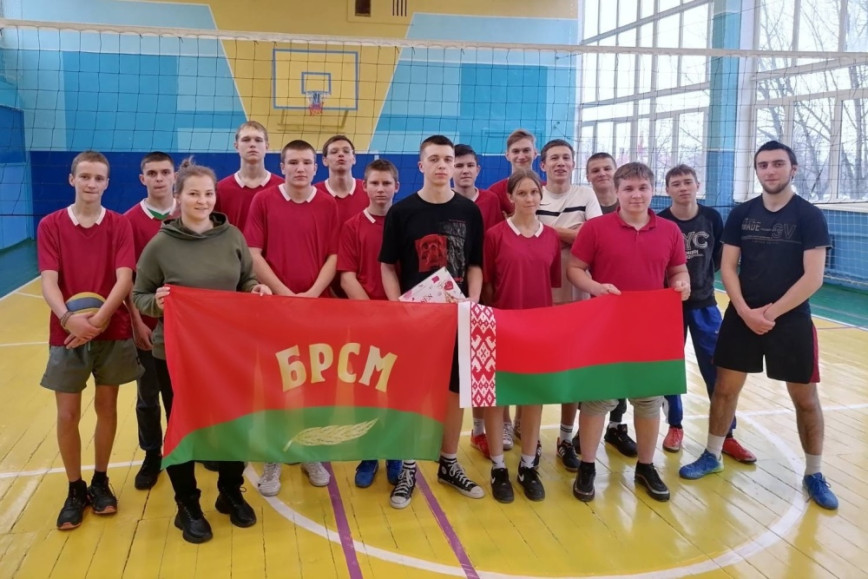 В Чечерске ко Дню Молодежных отрядов охраны правопорядка активисты БРСМ провели товарищескую встречу по волейболу