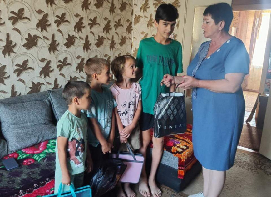 Народный избранник Галина Трибунах вручила детворе наборы школьных принадлежностей