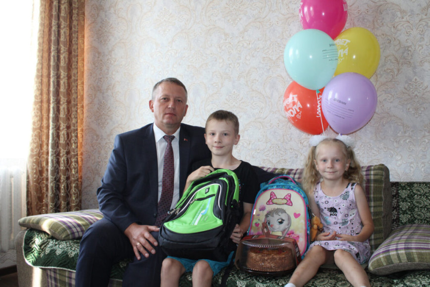 Глава Чечерского района Юрий Деркачев вручил портфели школьникам в подарок