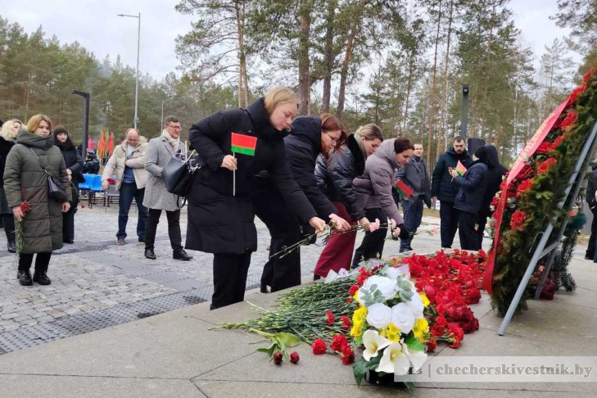 Чечеряне на митинге-реквиеме, посвященном 81-й годовщине освобождения узников Озаричского лагеря смерти