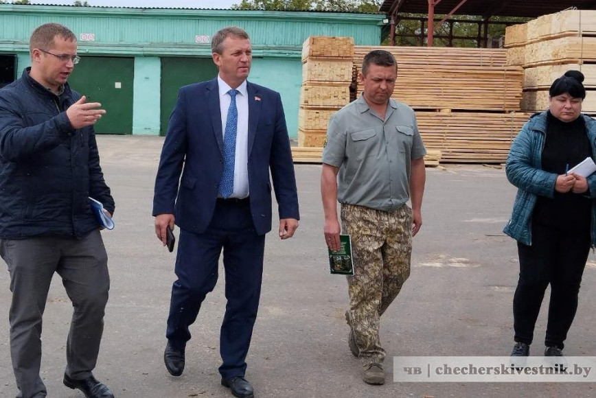 С работниками спецлесхоза провел встречу председатель райисполкома, делегат ВНС Юрий Деркачев