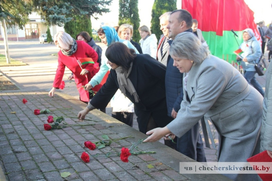 На центральной площади Чечерска у памятника Ленину состоялся торжественный митинг, приуроченный празднованию Дня Октябрьской революции