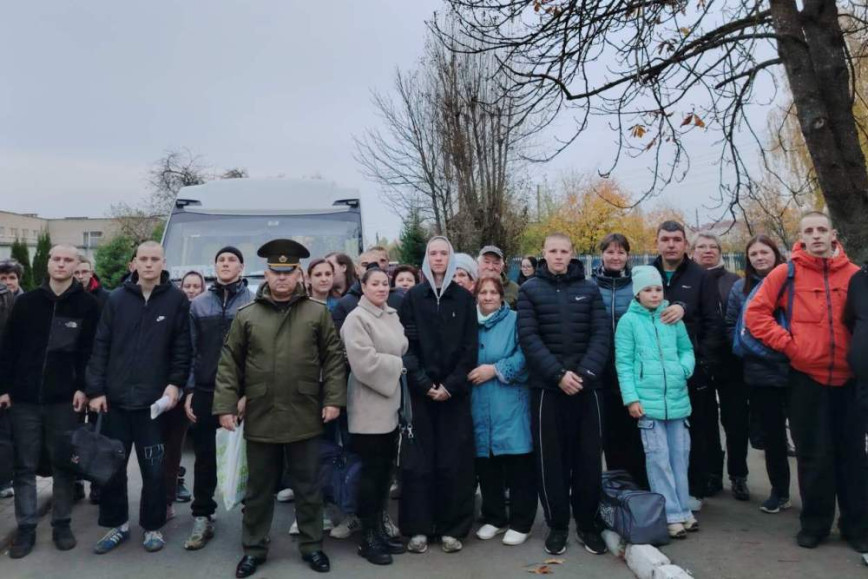 Девять призывников из Чечерского района отправились на службу в Брест и Борисов