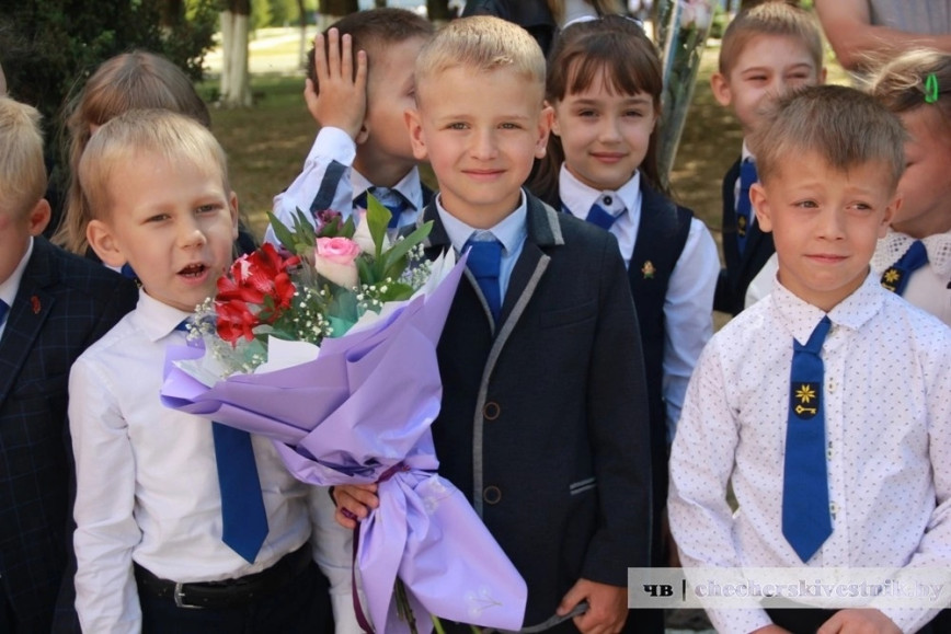 В школах Чечерщины прошли торжественные линейки, посвященные окончанию учебного года