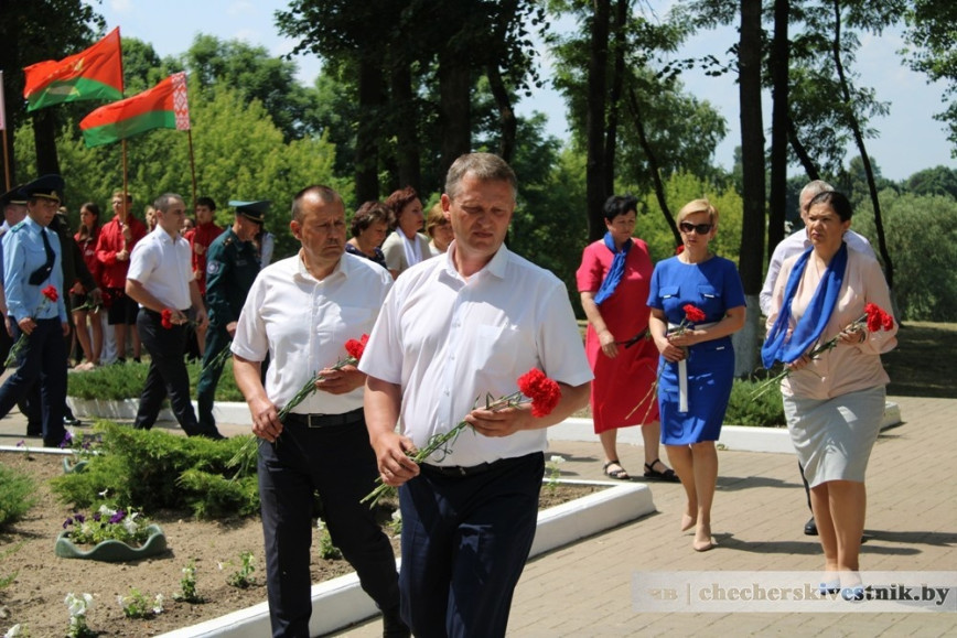 Вчера в Чечерске прошел ряд мероприятий, посвященных Дню всенародной памяти жертв Великой Отечественной войны и геноцида белорусского народа