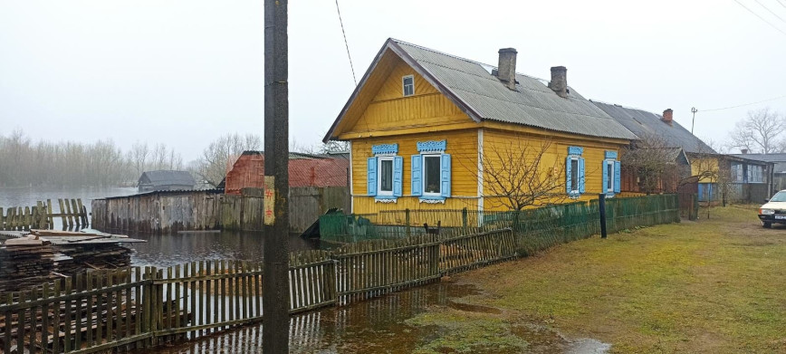 Паводок на Чечерщине - спасатели оказывают населению необходимую помощь