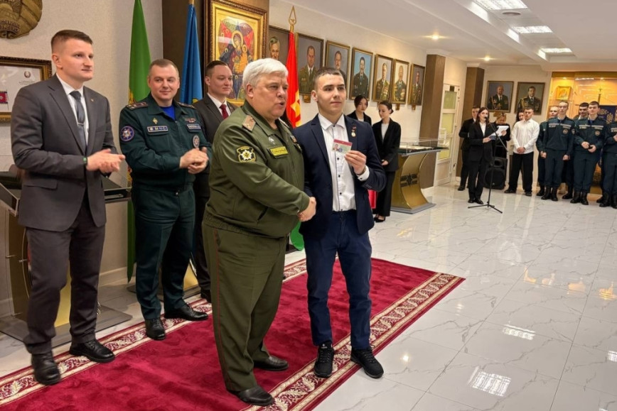 Удостоверение МООП чечерянину вручил самый известный военком страны