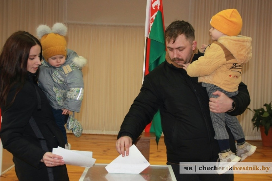 Стартавала датэрміновае галасаванне: Маладая сям'я Кавалёвых прыйшла на ўчастак для галасавання ў поўным складзе. Муж і жонка Максім і Юлія разам з сынамі Багданам і Мацвеем у ліку першых выбаршчыкаў