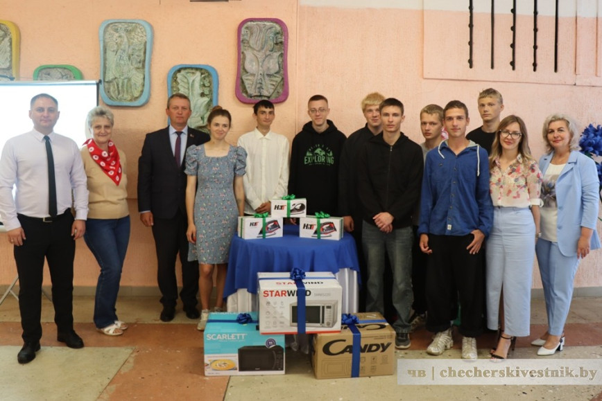 Вынікі акцыі "Шчаслівая сям'я – шчаслівае дзяцінства": кіраўнік Чачэрскага раёна падарыў дзецям-сіротам бытавую тэхніку