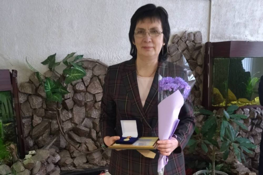 Галоўны спецыяліст аддзела адукацыі, спорту і турызму Чачэрскага райвыканкама Вольга Іванаўна Лапіцкая ўзнагароджана нагрудным знакам "Выдатнік адукацыі"