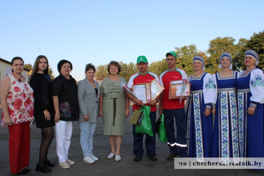 За добрасумленную працу-кветкі, падарункі і душэўная песня