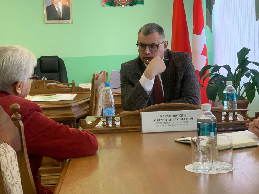 Сёння працоўны дзень намесніка старшыні Гомельскага аблвыканкама Андрэя Бараноўскага пачаўся з прамой тэлефоннай лініі і прыёму грамадзян у Чачэрску