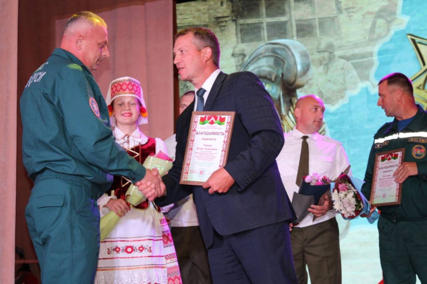 Напярэдадні свайго прафесійнага свята - Дня пажарнай службы - чачэрскія ратавальнікі прымалі заслужаныя ўзнагароды